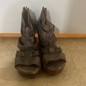 women's heel wedge sandal  with zipper on the back